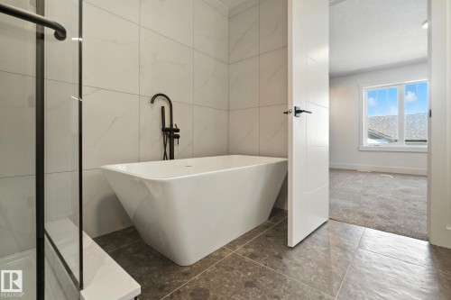 1135 Gyrfalcon Crescent, Edmonton, AB - Indoor Photo Showing Bathroom