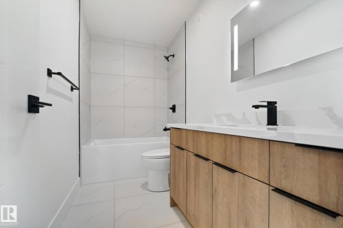 1135 Gyrfalcon Crescent, Edmonton, AB - Indoor Photo Showing Bathroom