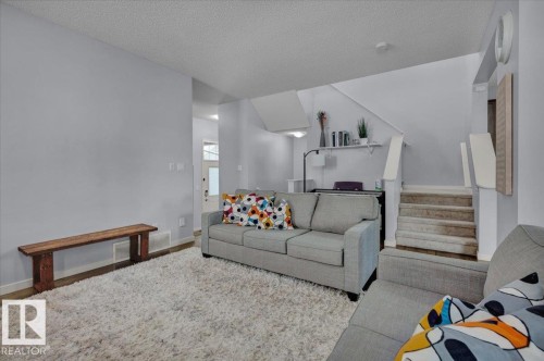 2585 Cole Crescent, Edmonton, AB - Indoor Photo Showing Living Room