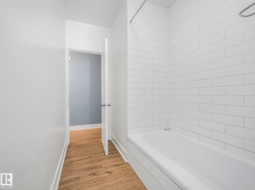 9638 106 Avenue, Edmonton, AB - Indoor Photo Showing Bathroom