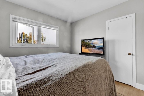 10548 40 Street, Edmonton, AB - Indoor Photo Showing Bedroom