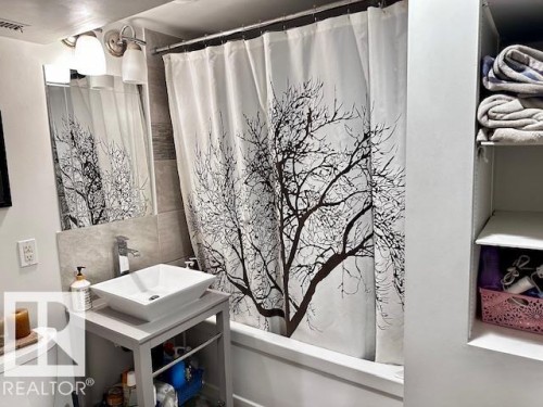 10548 40 Street, Edmonton, AB - Indoor Photo Showing Bathroom