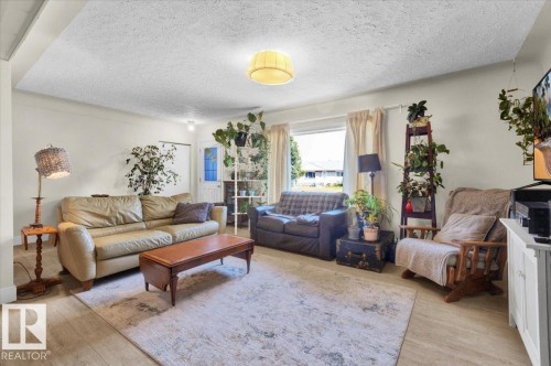 10548 40 Street, Edmonton, AB - Indoor Photo Showing Living Room