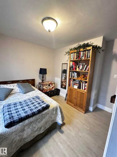 Bedroom featuring light wood-type flooring and baseboards - 10548 40 Street, Edmonton, AB - Indoor Photo Showing Bedroom