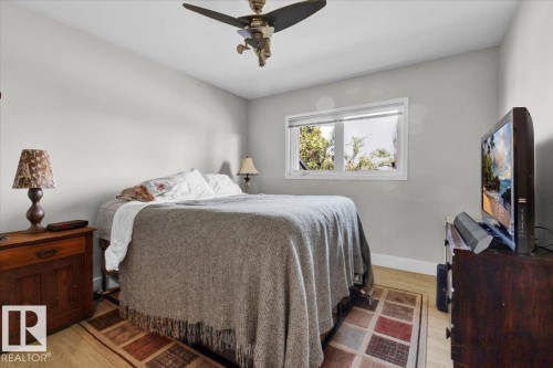 10548 40 Street, Edmonton, AB - Indoor Photo Showing Bedroom