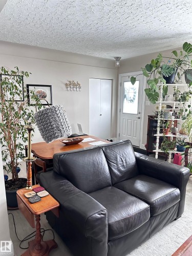 Living room featuring a textured ceiling - 10548 40 Street, Edmonton, AB - Indoor Photo Showing Living Room