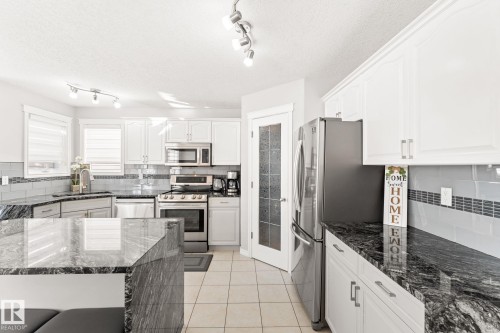 10655 181 Avenue, Edmonton, AB - Indoor Photo Showing Kitchen With Upgraded Kitchen