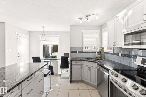 10655 181 Avenue, Edmonton, AB - Indoor Photo Showing Kitchen With Upgraded Kitchen