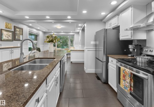 10303 Glenora Crescent, Edmonton, AB - Indoor Photo Showing Kitchen With Stainless Steel Kitchen With Double Sink With Upgraded Kitchen