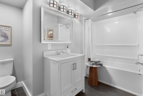 10303 Glenora Crescent, Edmonton, AB - Indoor Photo Showing Bathroom