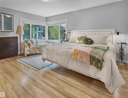 10303 Glenora Crescent, Edmonton, AB - Indoor Photo Showing Bedroom