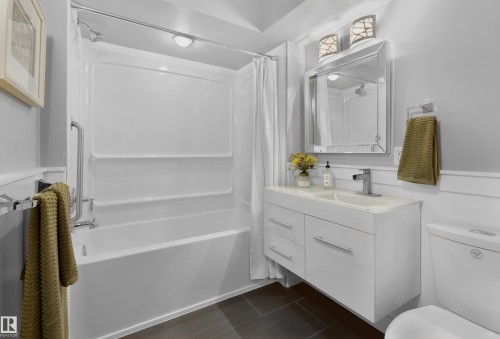 10303 Glenora Crescent, Edmonton, AB - Indoor Photo Showing Bathroom