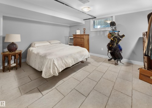 10303 Glenora Crescent, Edmonton, AB - Indoor Photo Showing Bedroom