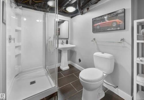 10303 Glenora Crescent, Edmonton, AB - Indoor Photo Showing Bathroom