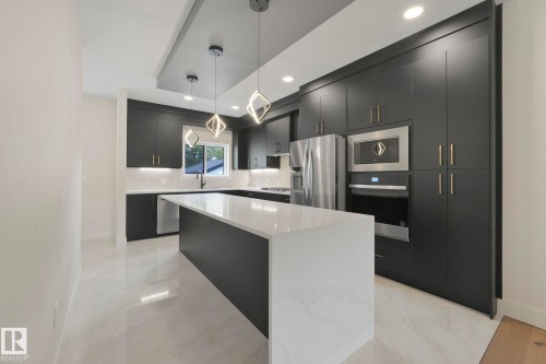 10965 129 Street, Edmonton, AB - Indoor Photo Showing Kitchen With Upgraded Kitchen