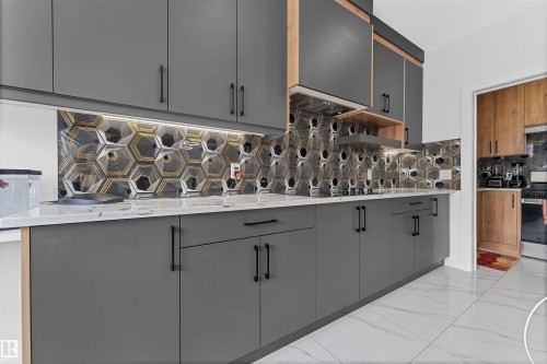 5814 Peltier Close, Beaumont, AB - Indoor Photo Showing Kitchen