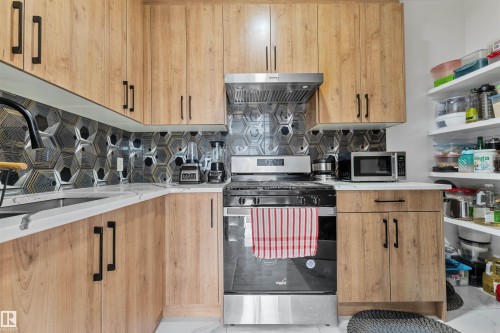 5814 Peltier Close, Beaumont, AB - Indoor Photo Showing Kitchen