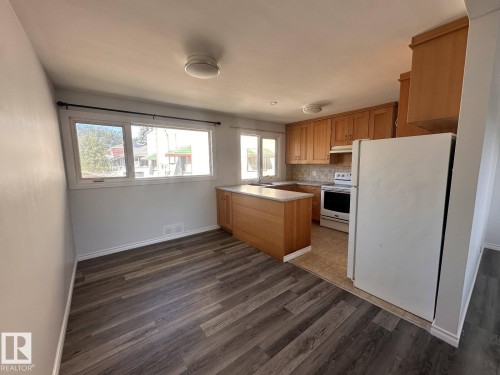 7504 77 Avenue, Edmonton, AB - Indoor Photo Showing Kitchen