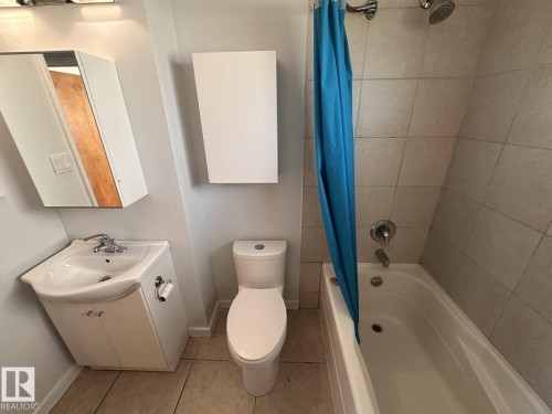 7504 77 Avenue, Edmonton, AB - Indoor Photo Showing Bathroom