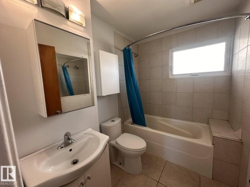 7504 77 Avenue, Edmonton, AB - Indoor Photo Showing Bathroom