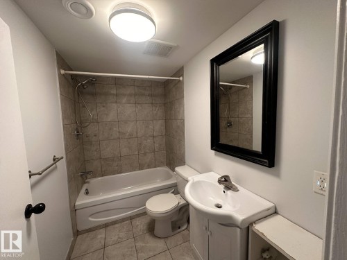 7504 77 Avenue, Edmonton, AB - Indoor Photo Showing Bathroom