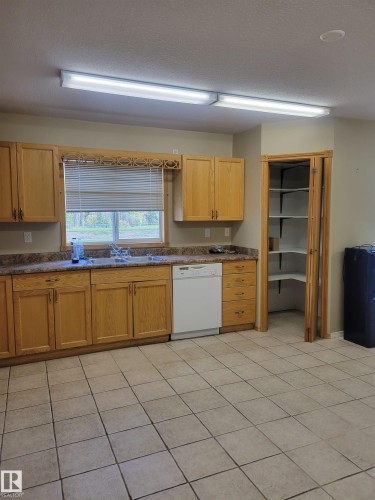 49132 Rr 92, Rural Brazeau County, AB - Indoor Photo Showing Kitchen With Double Sink