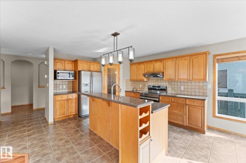 121 Castle Drive, Edmonton, AB - Indoor Photo Showing Kitchen