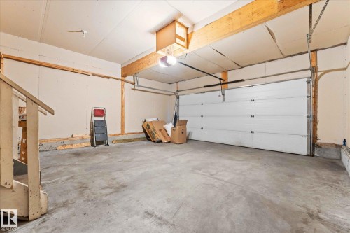 121 Castle Drive, Edmonton, AB - Indoor Photo Showing Garage