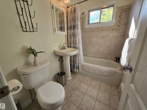 13207 109 Avenue, Edmonton, AB - Indoor Photo Showing Bathroom
