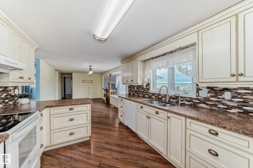 25027 Twp Rd 484, Rural Leduc County, AB - Indoor Photo Showing Kitchen With Double Sink