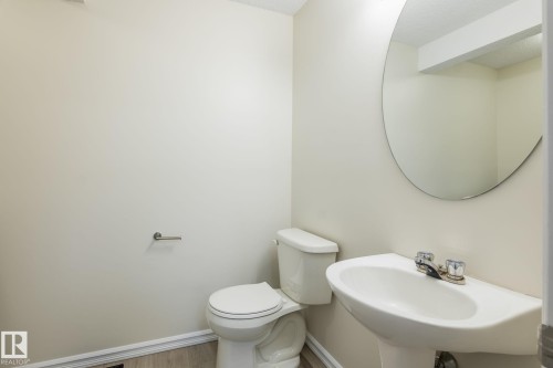2912 31 Street, Edmonton, AB - Indoor Photo Showing Bathroom