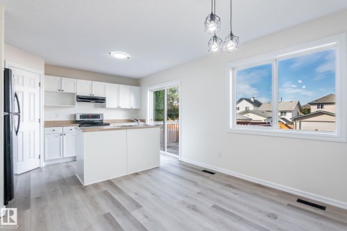 2912 31 Street, Edmonton, AB - Indoor Photo Showing Kitchen