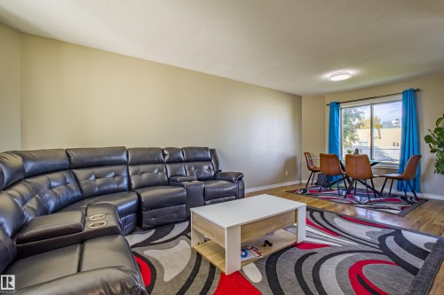 1534 49A Street Nw, Edmonton, AB - Indoor Photo Showing Living Room