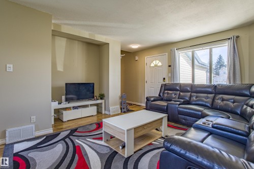 1534 49A Street Nw, Edmonton, AB - Indoor Photo Showing Living Room
