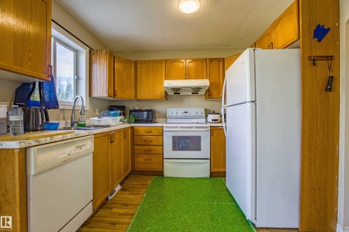 1534 49A Street Nw, Edmonton, AB - Indoor Photo Showing Kitchen