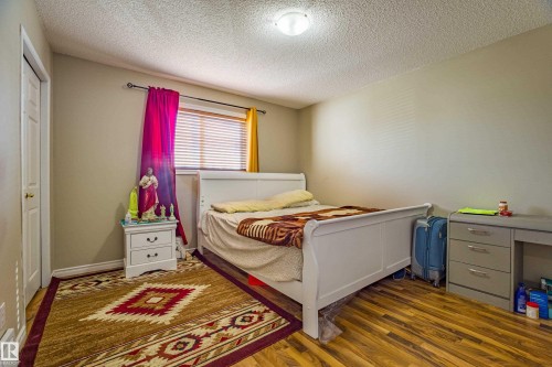 1534 49A Street Nw, Edmonton, AB - Indoor Photo Showing Bedroom