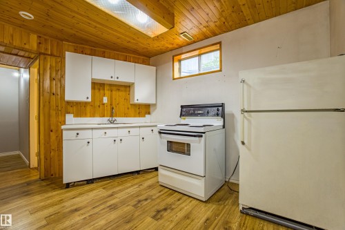 1534 49A Street Nw, Edmonton, AB - Indoor Photo Showing Kitchen