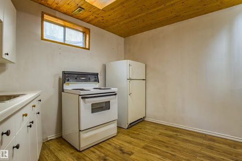1534 49A Street Nw, Edmonton, AB - Indoor Photo Showing Kitchen