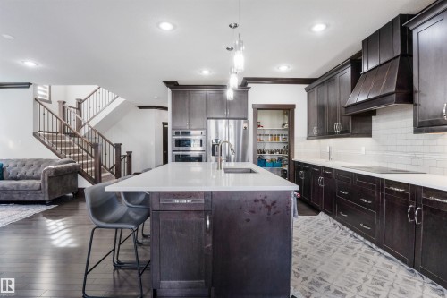 3223 Allan Way, Edmonton, AB - Indoor Photo Showing Kitchen With Upgraded Kitchen
