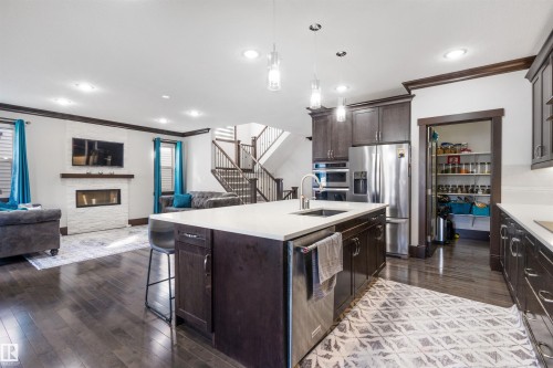 3223 Allan Way, Edmonton, AB - Indoor Photo Showing Kitchen With Upgraded Kitchen