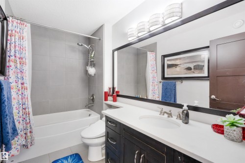 3223 Allan Way, Edmonton, AB - Indoor Photo Showing Bathroom