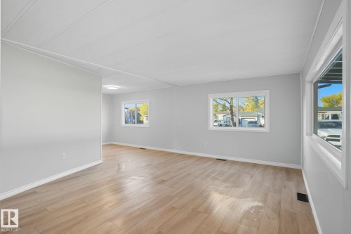 Empty room featuring light wood-style flooring and baseboards - 67 Ridgeway Dr, Edmonton, AB - Indoor