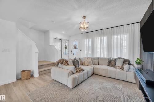 19 525 Secord Boulevard, Edmonton, AB - Indoor Photo Showing Living Room
