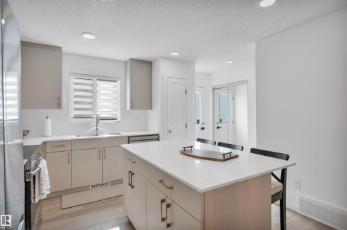 19 525 Secord Boulevard, Edmonton, AB - Indoor Photo Showing Kitchen