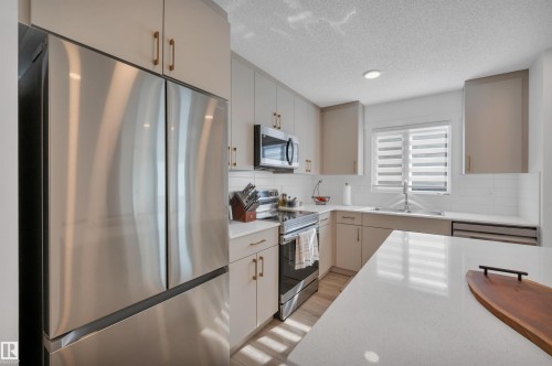 19 525 Secord Boulevard, Edmonton, AB - Indoor Photo Showing Kitchen
