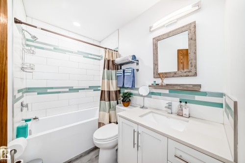 15815 63 Street, Edmonton, AB - Indoor Photo Showing Bathroom