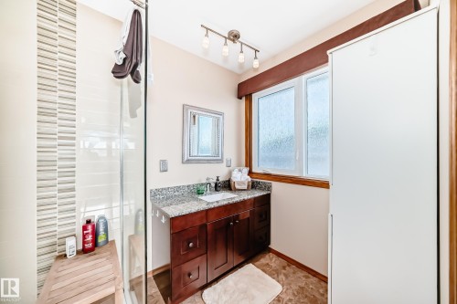 15815 63 Street, Edmonton, AB - Indoor Photo Showing Bathroom