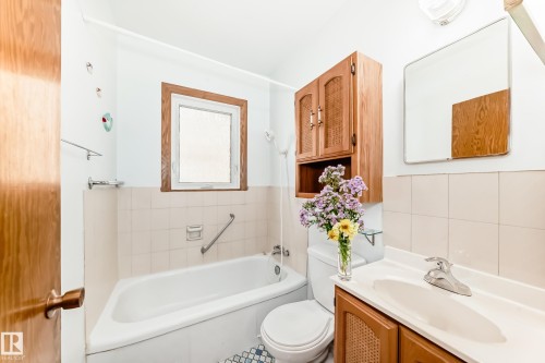 11424 105 Street, Edmonton, AB - Indoor Photo Showing Bathroom