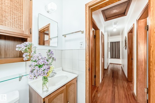 11424 105 Street, Edmonton, AB - Indoor Photo Showing Bathroom