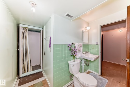 11424 105 Street, Edmonton, AB - Indoor Photo Showing Bathroom